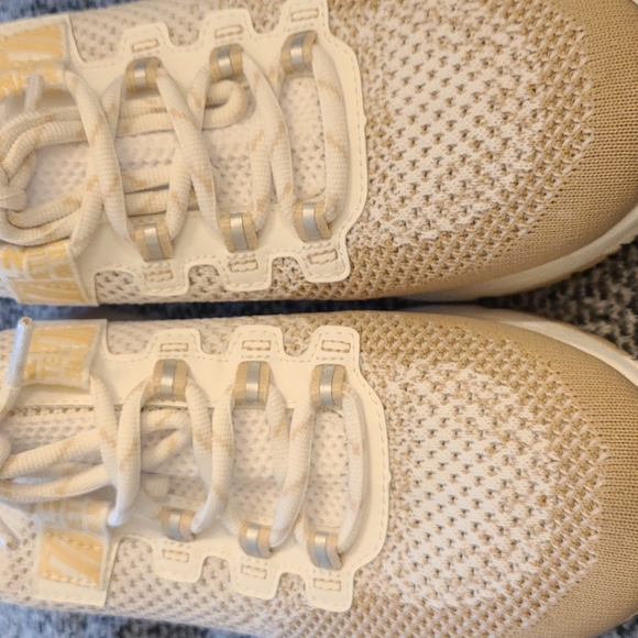 Shoes(sold) - Picture 7 of 9